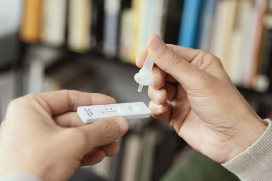 Κατατέθηκε το νομοσχέδιο για υποχρεωτικά self test για τα σχολεία