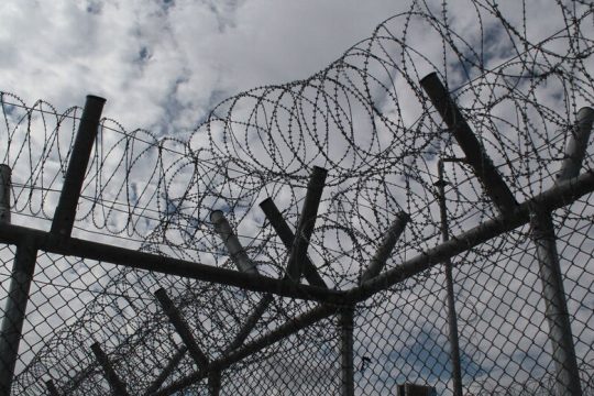 Αποθήκες ψυχών σε «κλειστές δομές»