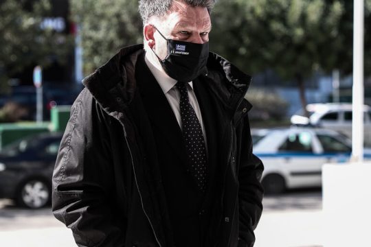 Μηνύει και τους εισαγγελείς