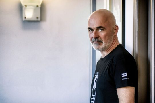 Καταγγέλλει τον Στάθη Λιβαθινό για μισαναπηρισμό
