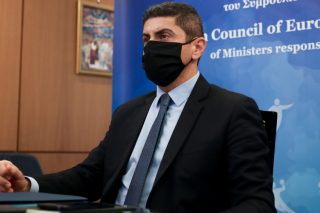 «Σκοτσέζικο ντους» για την κυβέρνηση