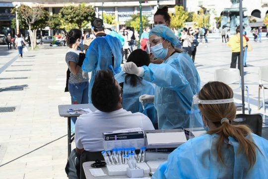 Πάνω από 1.500 κρούσματα στην Αττική, τριψήφιες Λάρισα και Αχαΐα