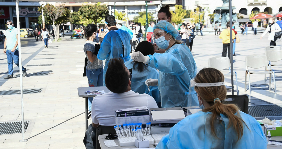 Πάνω από 1.500 κρούσματα στην Αττική, τριψήφιες Λάρισα και Αχαΐα