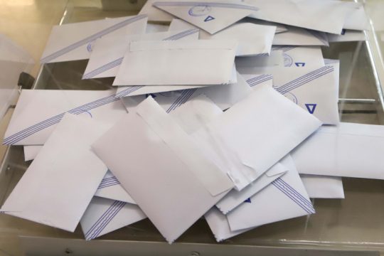 Καταργούν συλλογικά όργανα και αποδυναμώνουν την αντιπολίτευση στους ΟΤΑ