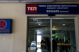 Την ώρα της μεγάλης μάχης απολύουν γιατρό από το ΕΣΥ!