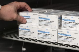 Εγκρίθηκε το εμβόλιο J&J, «παγώνει» της AstraZeneca σε 9 κράτη-μέλη της Ε.Ε