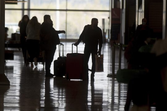 Καλό Ιούνιο το πιστοποιητικό, καλό… Αύγουστο η βρετανική έξοδος