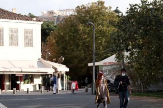 Χωρίς δουλειά εδώ και έναν μήνα και χωρίς επίδομα παραμένουν οι χειροτέχνες στο Θησείο