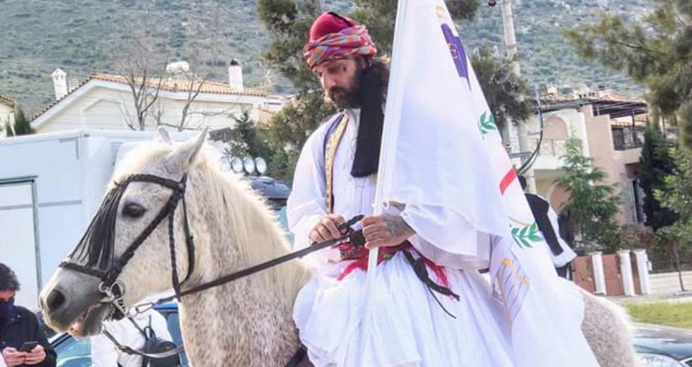 Με άλογα, φουστανέλες και κλαρίνα οι εορτασμοί στη Γλυφάδα