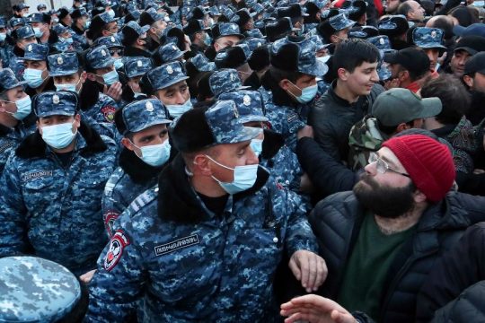 Κορυφώνεται η ένταση στην Αρμενία – Ο Πασινιάν έπαυσε τον αρχηγό του στρατού
