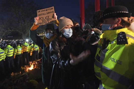 Αστυνομική καταστολή κατά συγκεντρωμένων στη μνήμη της Σάρα Έβεραρντ
