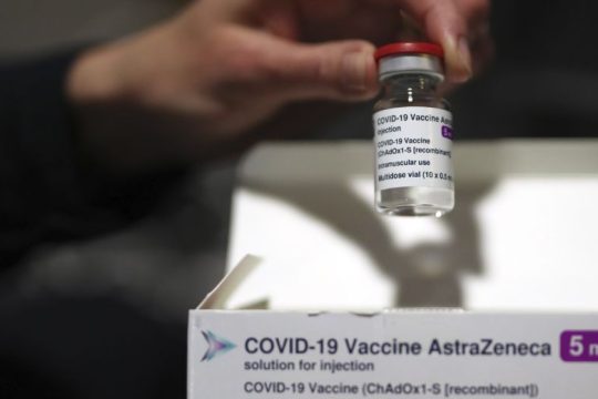 Προσωρινά στον «πάγο» το εμβόλιο της AstraZeneca