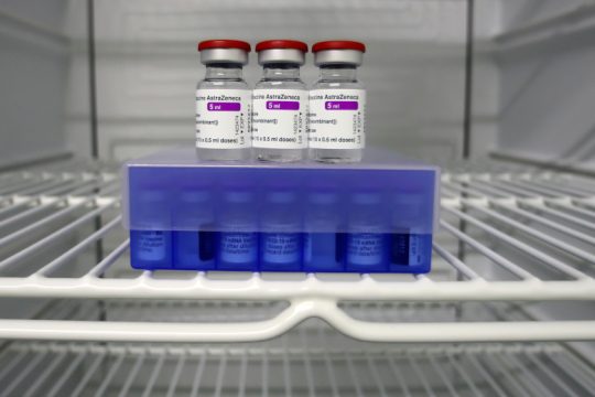 Η AstraZeneca απαντά για τις 29 εκατ. «κρυμμένες» δόσεις εμβολίων