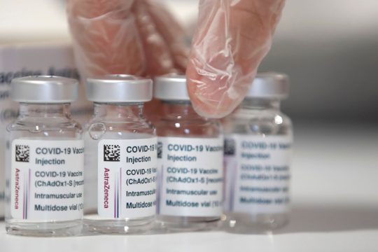 Ο ΠΟΥ καθησυχάζει για το εμβόλιο της AstraZeneca-Πληθαίνουν οι χώρες που το σταματούν
