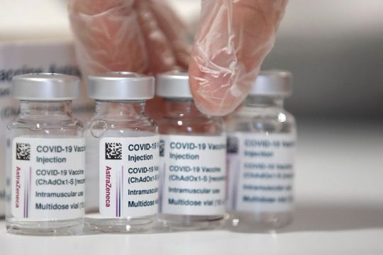 Η AstraZeneca μειώνει ξανά τις παραδόσεις εμβολίων παρά τις δεσμεύσεις
