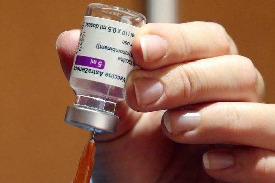 Γερμανοί επιστήμονες εντόπισαν τι προκαλεί θρομβώσεις μετά τον εμβολιασμό με AstraZeneca