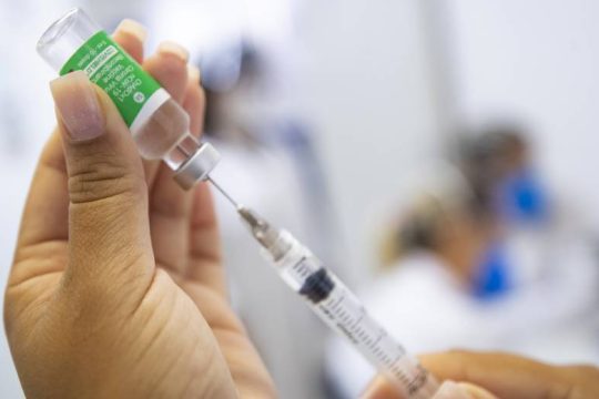 Καθησυχαστικός ο ΕΜΑ για το εμβόλιο της AstraZeneca, εν αναμονή του πορίσματος