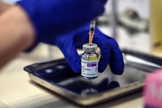 Παραδέχεται η AstraZeneca πως παρουσίασε «ξεπερασμένες πληροφορίες»