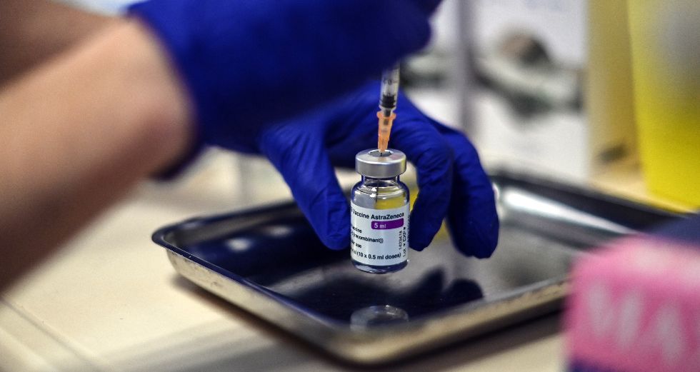 Παραδέχεται η AstraZeneca πως παρουσίασε «ξεπερασμένες πληροφορίες»