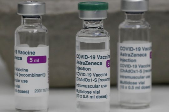 Ξεκινάει ξανά ο εμβολιασμός με AstraZeneca