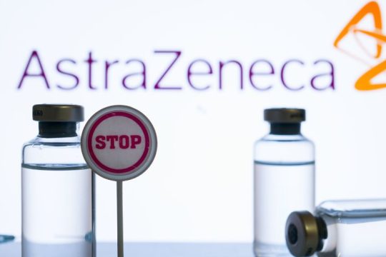 AstraZeneca: «Τσουνάμι» αναστολών στους εμβολιασμούς