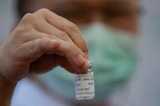 «Παγώνει» και η Ταϊλάνδη τους εμβολιασμούς με δόσεις AstraZeneca