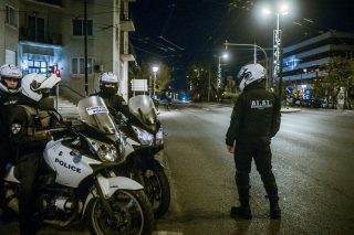 Οι «αθάμπωτοι φρουροί» πίσω από το σπασμένο αυτοκίνητο στην Πανόρμου!