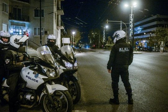 Οι «αθάμπωτοι φρουροί» πίσω από το σπασμένο αυτοκίνητο στην Πανόρμου!