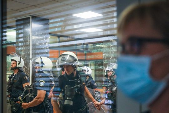Λευκή μπλούζα vs κλομπ