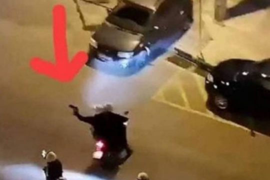 Τι κρατούσε ο αστυνομικός στη Ν. Σμύρνη; Μα τα γάντια του βρε κουτά