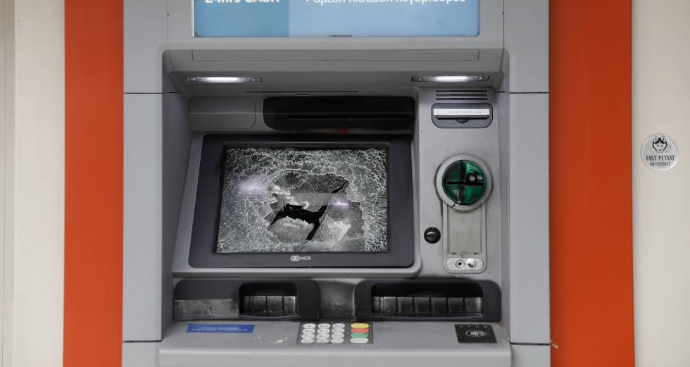 Μπαράζ επιθέσεων σε Πειραιά, Μοσχάτο και Χολαργό