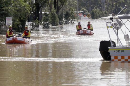 Δεκάδες χιλιάδες εγκαταλείπουν τα σπίτια τους λόγω φονικών πλημμύρων στην Αυστραλία