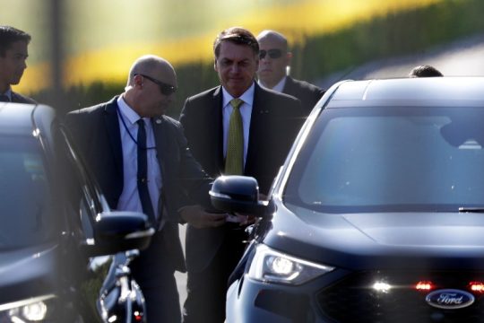 Ο Μπολσονάρο οδήγησε στην έξοδο τους αρχηγούς των ενόπλων δυνάμεων