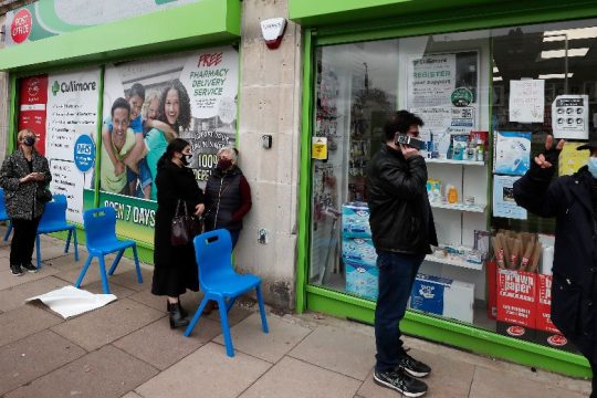 Οι μισοί Βρετανοί έχουν κάνει τουλάχιστον μία δόση εμβολίου