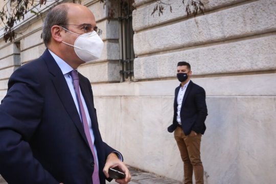 Καλεί τους διευθυντές του να παρανομήσουν!