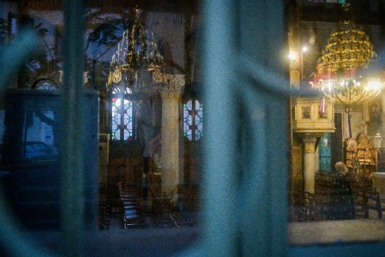 Στη Δράμα ο ΕΟΔΥ μετά από συνωστισμό 2.000 ατόμων σε κηδεία ιερέα