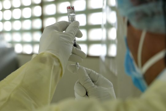 Οξφόρδη: Τα υπάρχοντα εμβόλια ίσως προστατεύουν από τη βραζιλιάνικη παραλλαγή