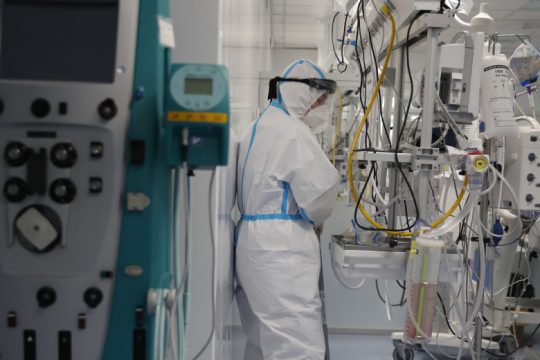 Γιατροί: Δεν έχουμε δει κορύφωση, άμεση ανάγκη η επίταξη ιδιωτικών κλινικών