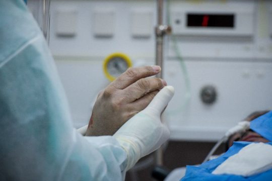 Εκτίναξη θανάτων και διασωληνωμένων
