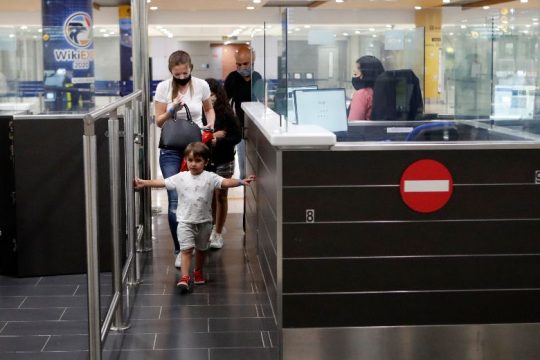 Η Κύπρος ανοίγει τα σύνορα για τους Βρετανούς που έχουν εμβολιαστεί