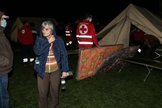 Εκτεταμένοι έλεγχοι σε κτίρια, στο επίκεντρο η φροντίδα των πληγέντων