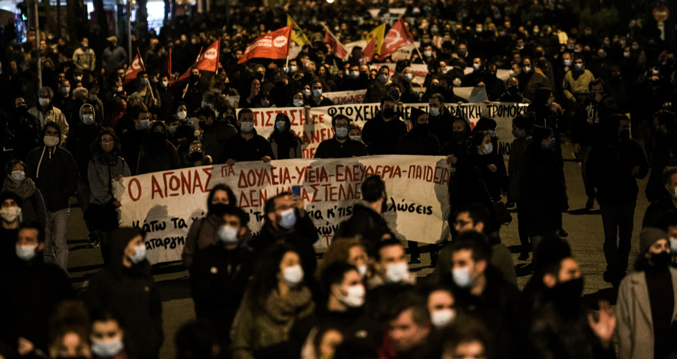 Λαοθάλασσα στους δρόμους κατά της καταστολής και της αστυνομικής βαρβαρότητας