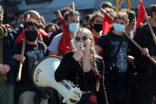 Οι φοιτητές καταργούν στους δρόμους τον «νόμο – έκτρωμα»