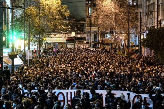 Πλημμύρισαν οι δρόμοι με αλληλέγγυους