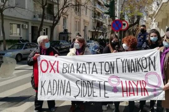 Πανστρατιά ΜΑΤ απέναντι σε επτά φεμινίστριες
