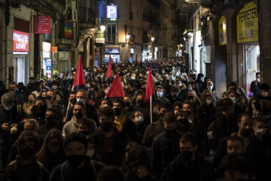 Οι στίχοι που κάνουν τη μοναρχία να τρέμει