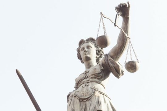 Η Δικαστική εξουσία στη σκιά της εκτελεστικής