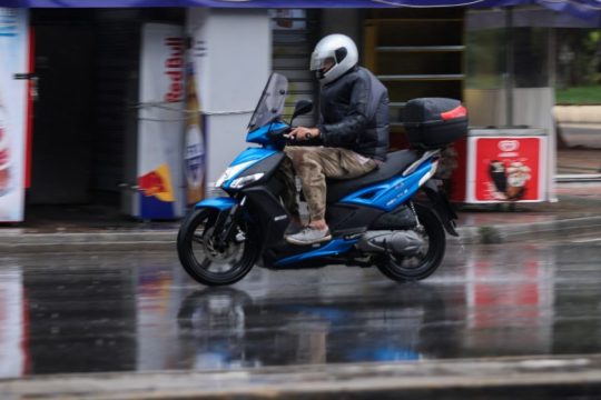 Οδήγηση δικύκλου με δίπλωμα αυτοκινήτου