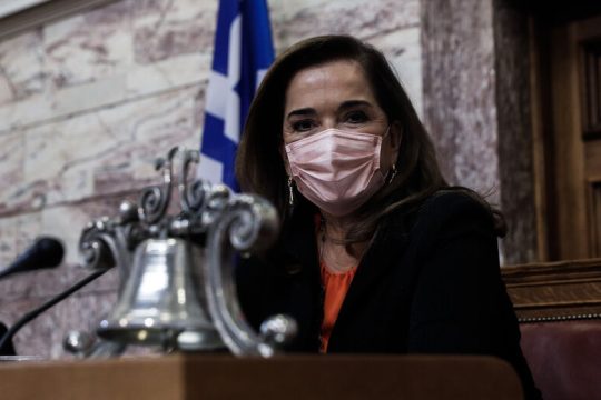 Στη Μπακογιάννη ανήκει το υπηρεσιακό όχημα του τροχαίου έξω από τη Βουλή
