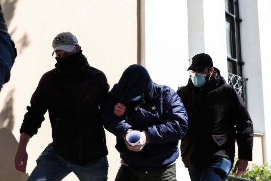 Αρνείται τα πάντα για τις θυρίδες